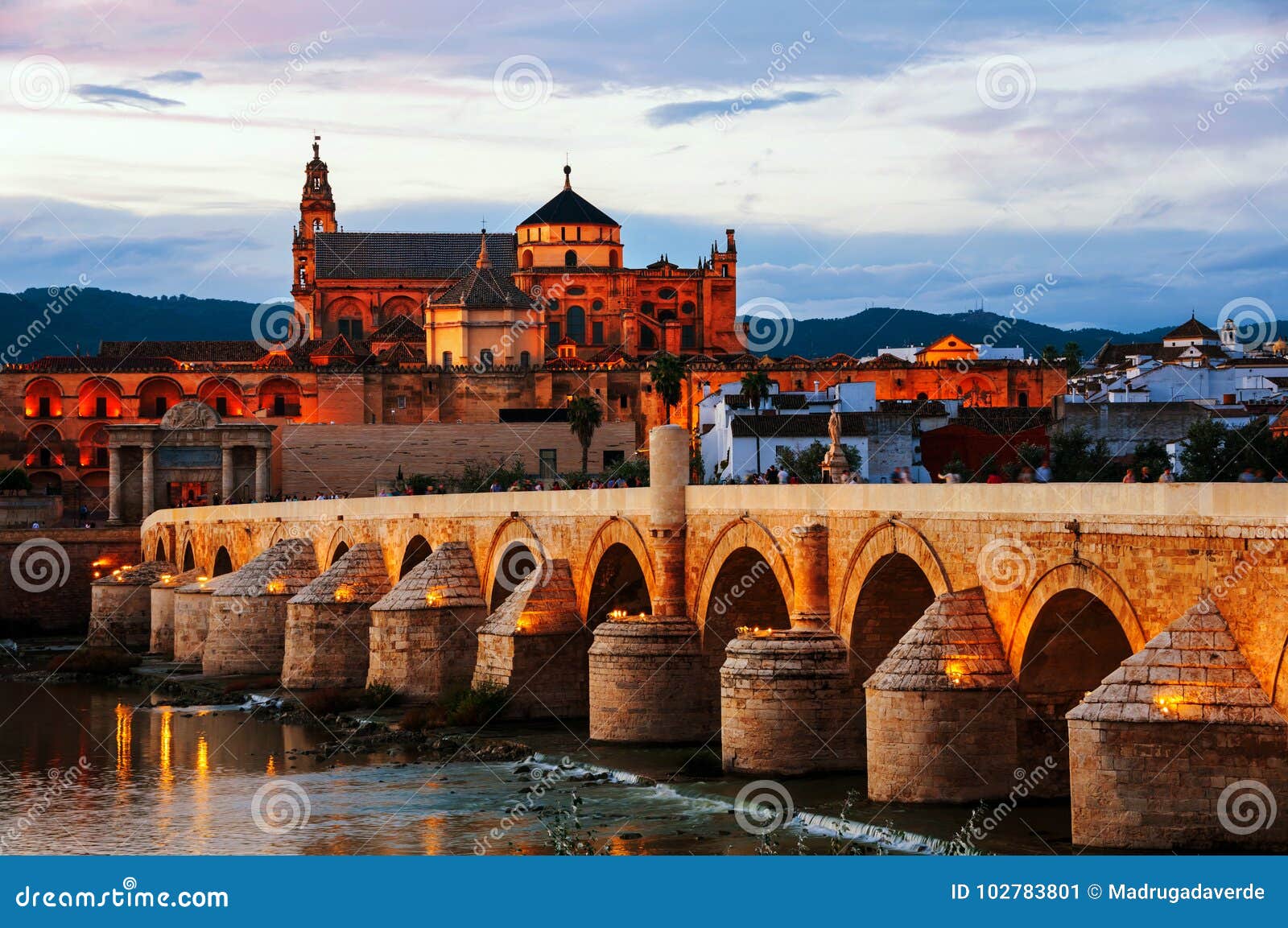 Pont et La romains lumineux la Mezquita au coucher du soleil à Cordoue, Espagne. Cordoue, Espagne Pont et La romains lumineux la Mezquita au coucher du soleil à Cordoue, Andalousie, Espagne Rivière du Guadalquivir