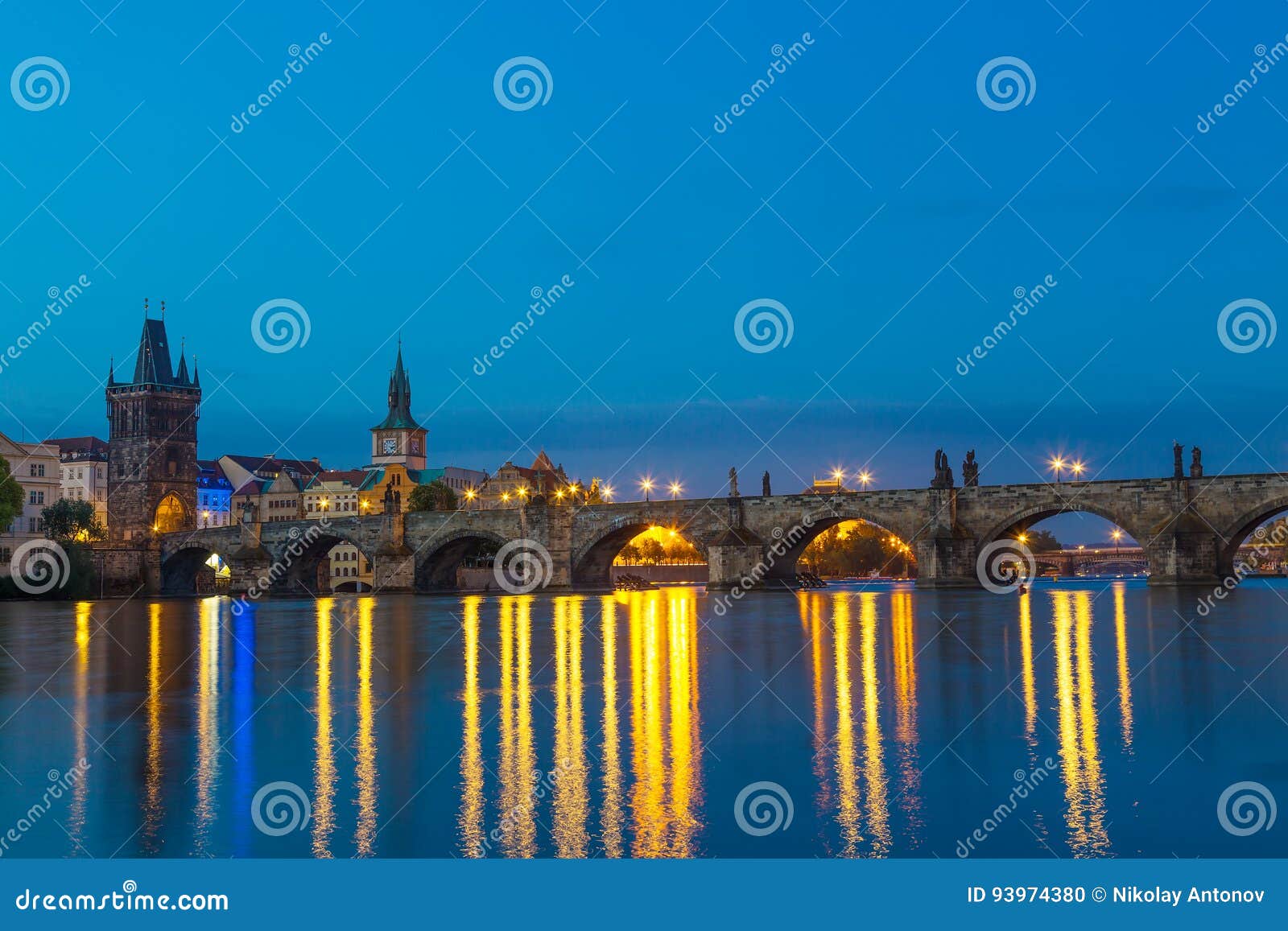 Pont Et Rive De Charles Avec Des Réflexions à Prague
