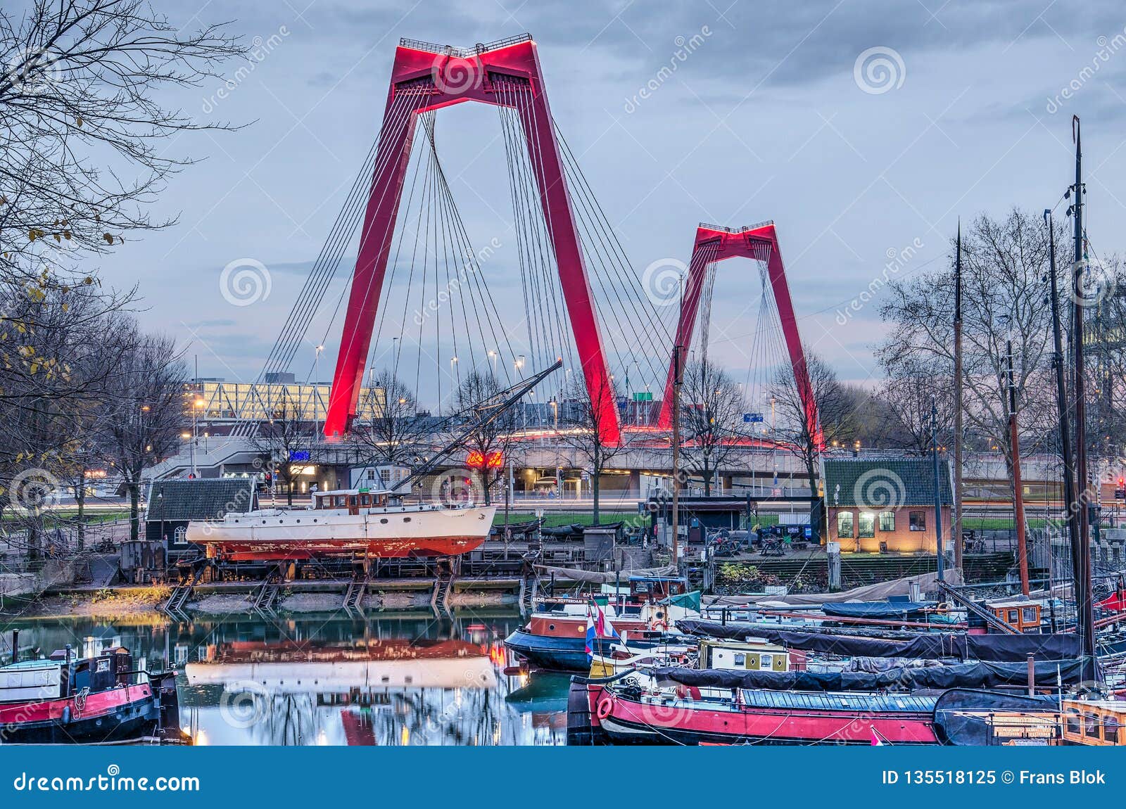 Pont Rouge Pendant Lheure Bleue Image éditorial Image Du