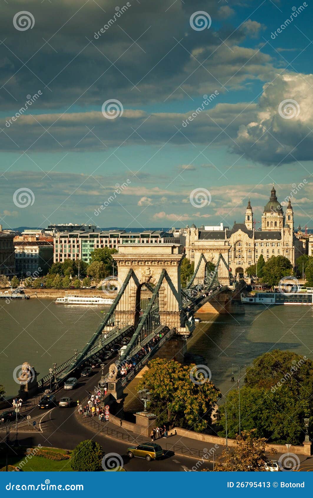 A ponte Chain famosa em Budapest, Hungria