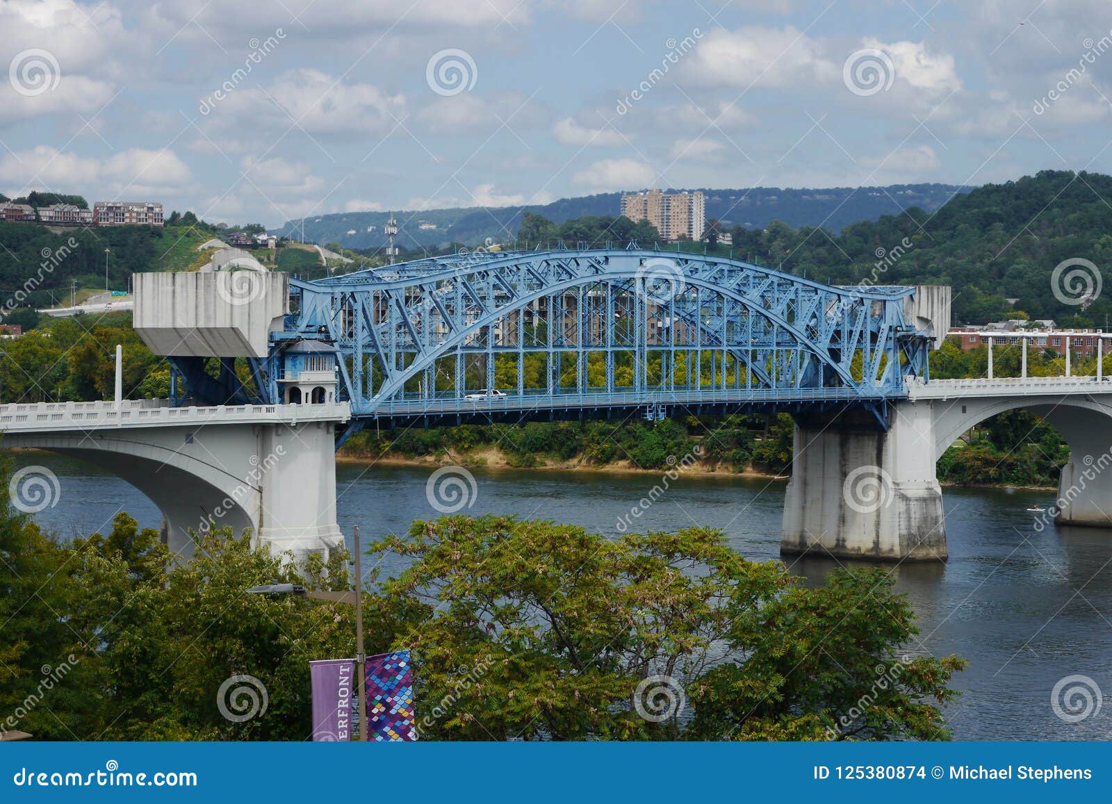 Ponte da rua do mercado--Chattanooga. Estão aqui a ponte, aka John Ross Bridge da rua do mercado É uma das pontes de bascule as maiores construídas nunca Quatro vezes um o ano onde é aumentado para testar o mecanismo