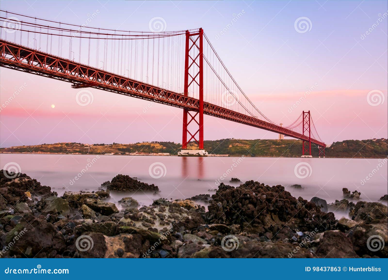 ponte 25 de abril bridge famous architectural sight lisbon portugal landscape