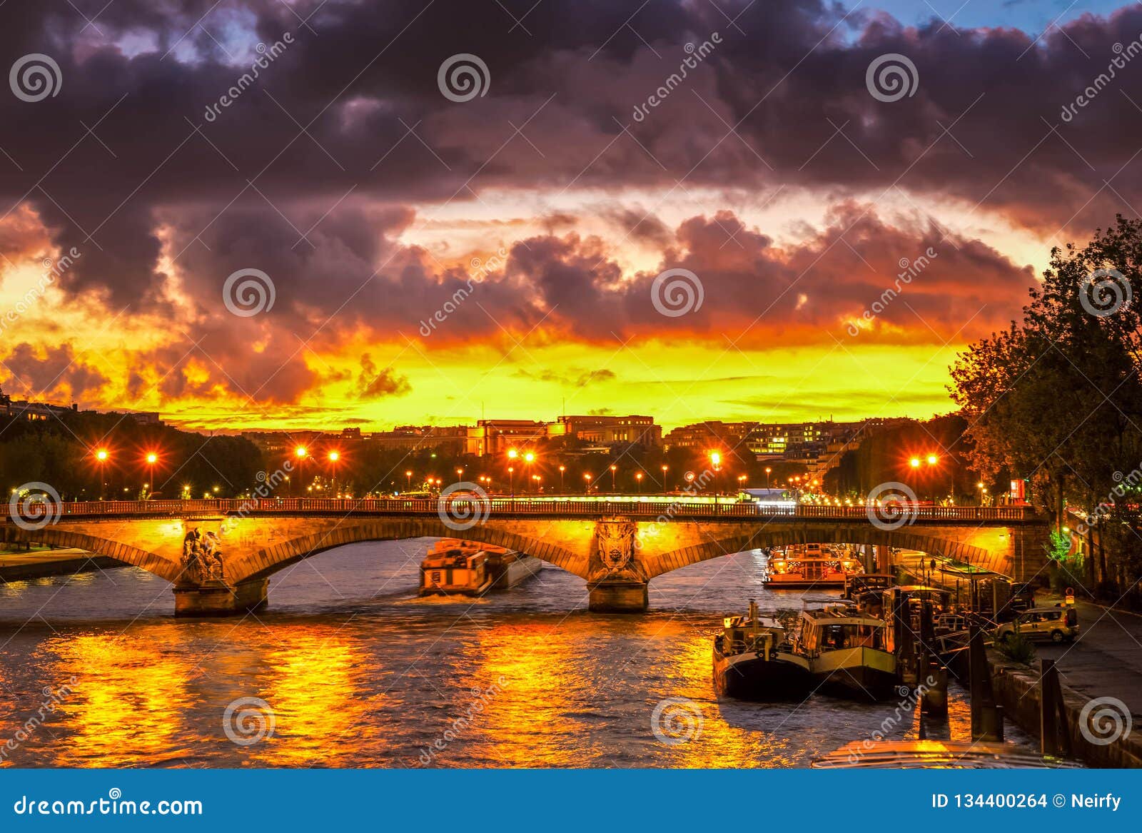 Ponte De Alexandre III, Paris, Foto de Stock - Imagem de parisiense ...