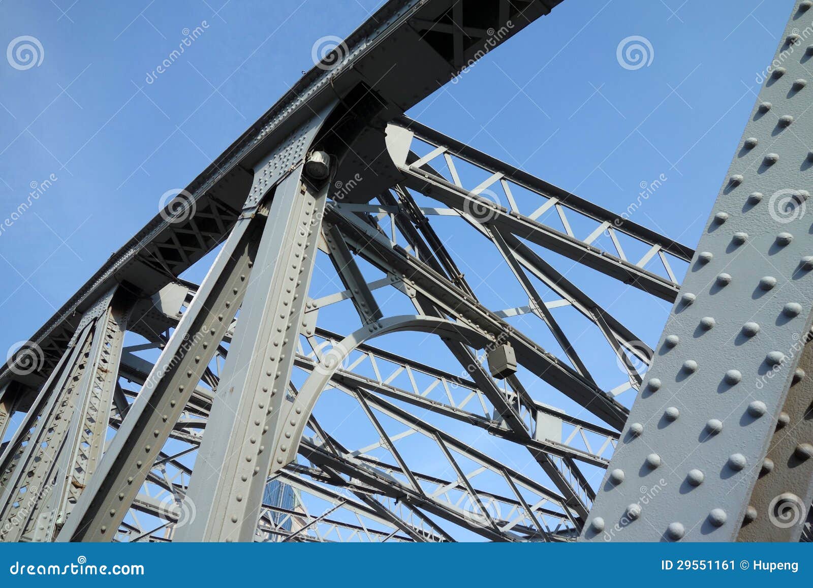 Ponte de aço sob o céu azul.