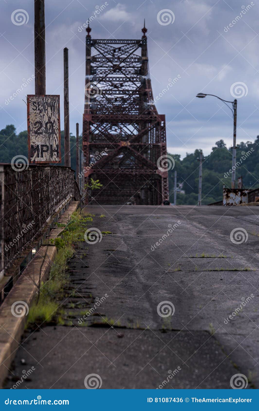 Ponte de Bellaire - o Rio Ohio. O risco de apreensão valeu a escalada na ponte abandonada longa de Bellaire sobre o Rio Ohio entre Bellaire, Ohio e Benwood, West Virginia