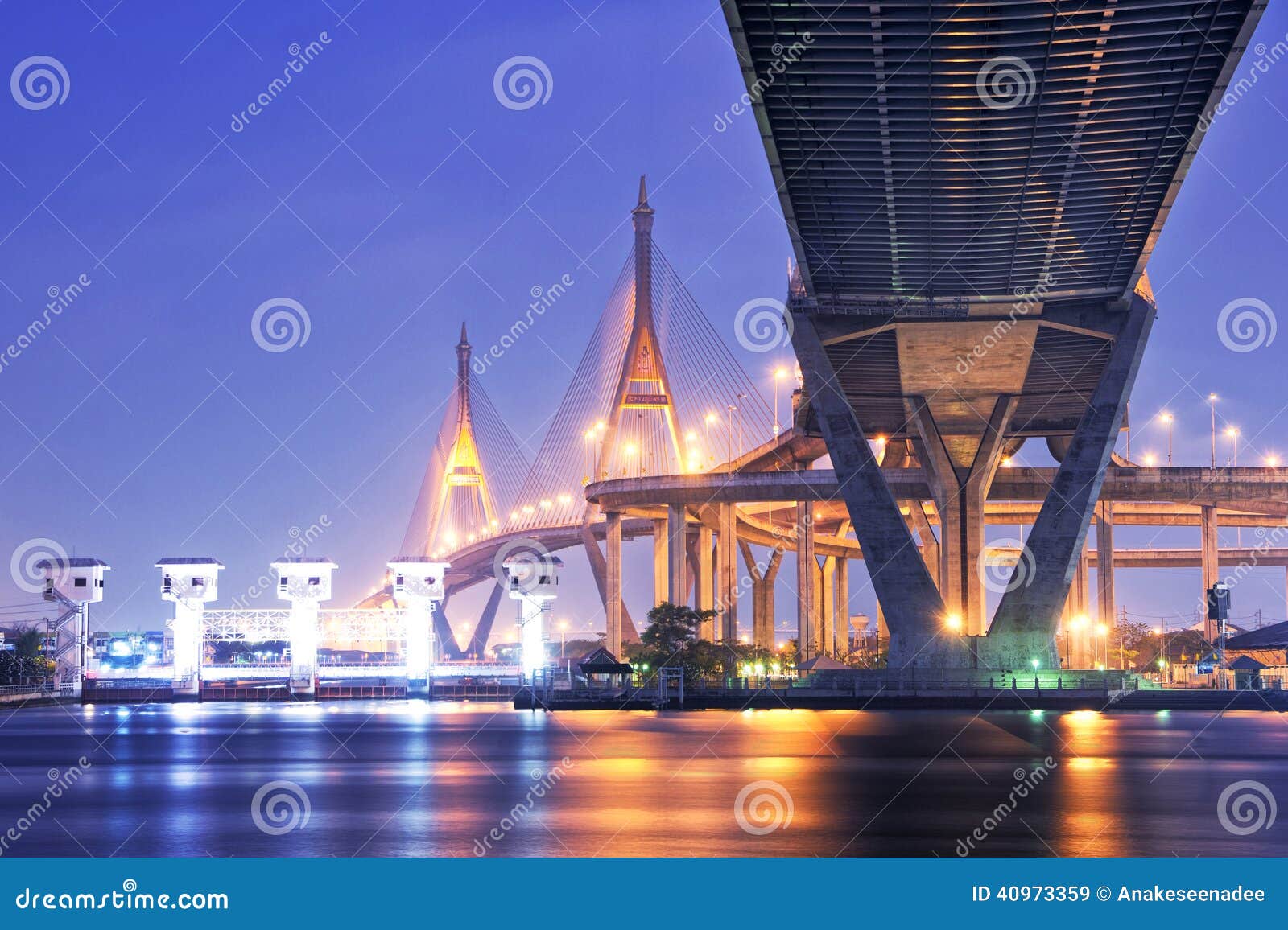 Ponte de Bhumibol na noite com luz, Banguecoque, Tailândia