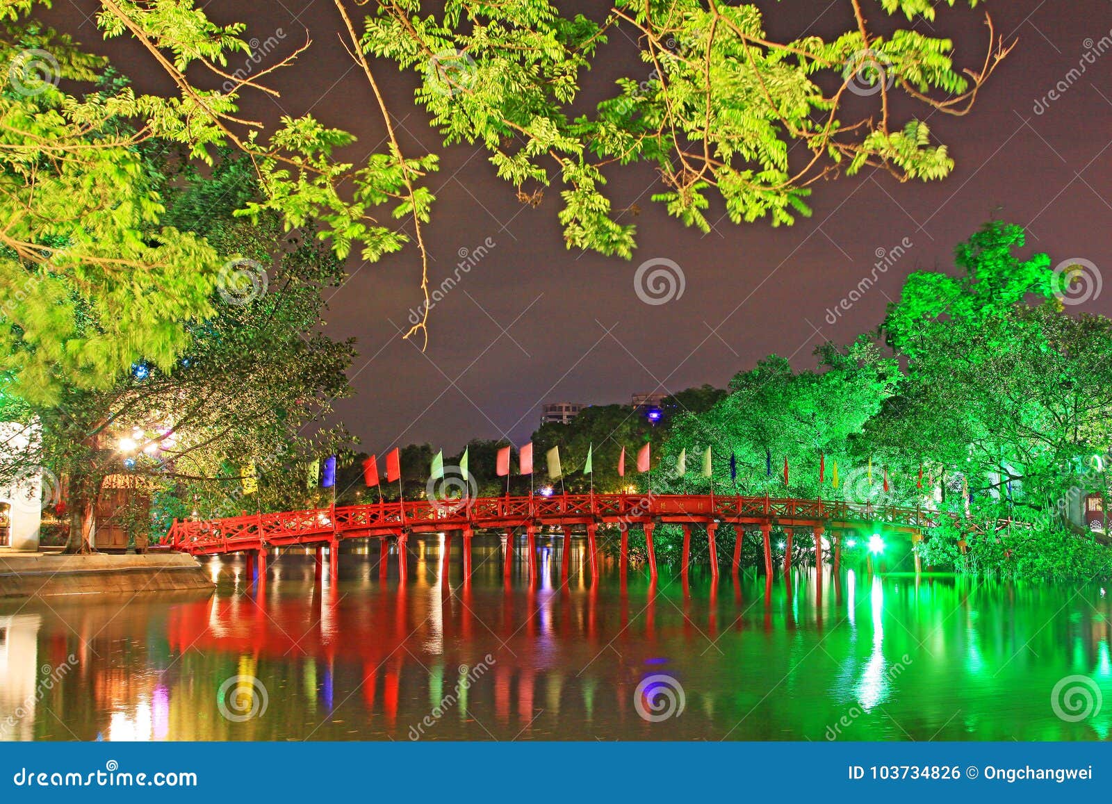 Ponte de Huc no lago na noite, Hanoi Vietname Hoan Kiem. O lago do ` do significado do lago Hoan Kiem do ` retornado da espada ou o lago do ` do ` restaurado da espada, são um lago no centro histórico de Hanoi, capital de Vietname