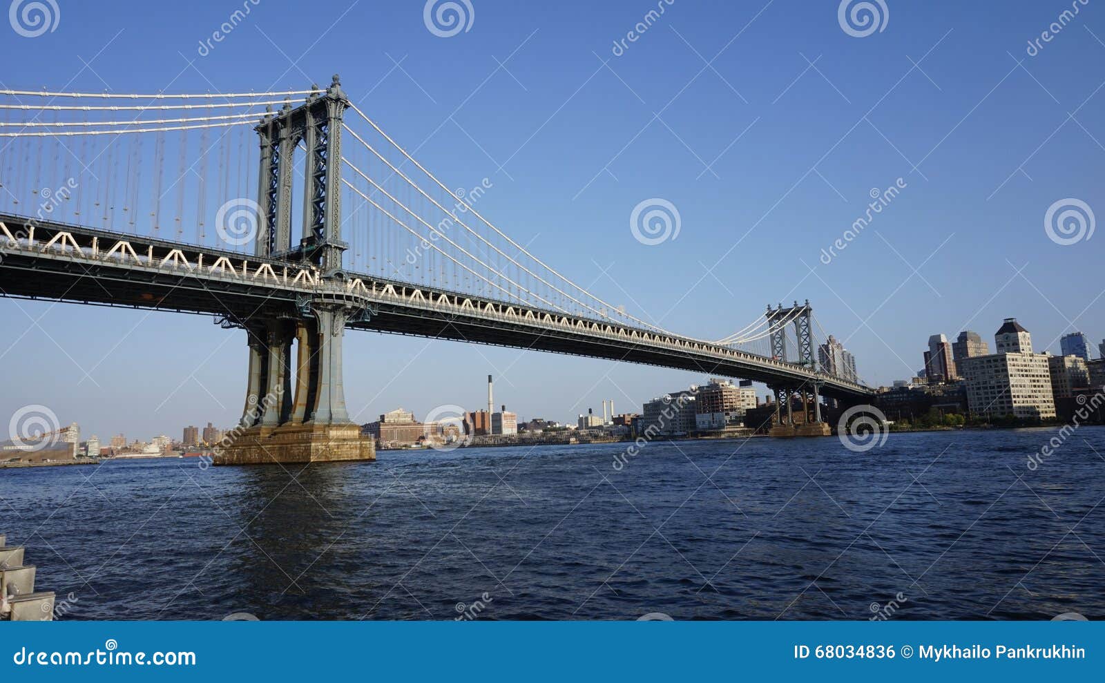 Uma vista na ponte de Manhattan em New York