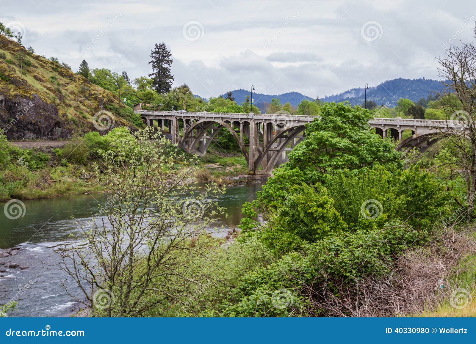 Ponte do Oregon foto de stock. Imagem de nublado, américa - 40330980, image size:1600x1157