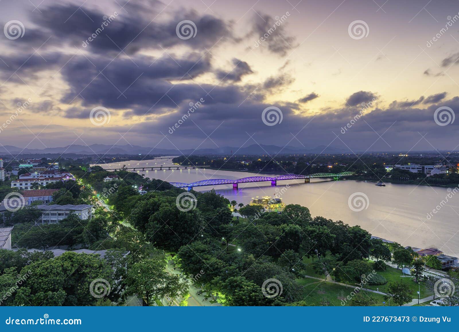 Ponte De Trena Em Hue Vietnam Imagem de Stock - Imagem de parque