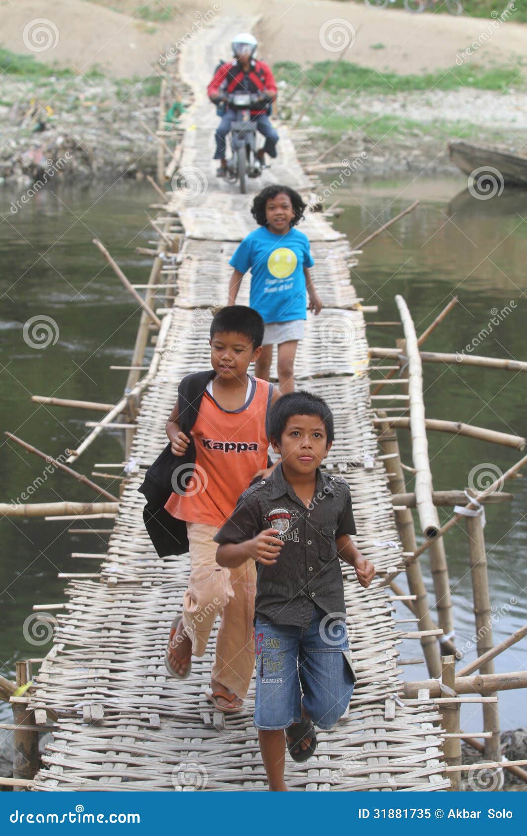 Una serie di gente che attraversa un ponte di bambù dentro solo, Java centrale, Indonesia