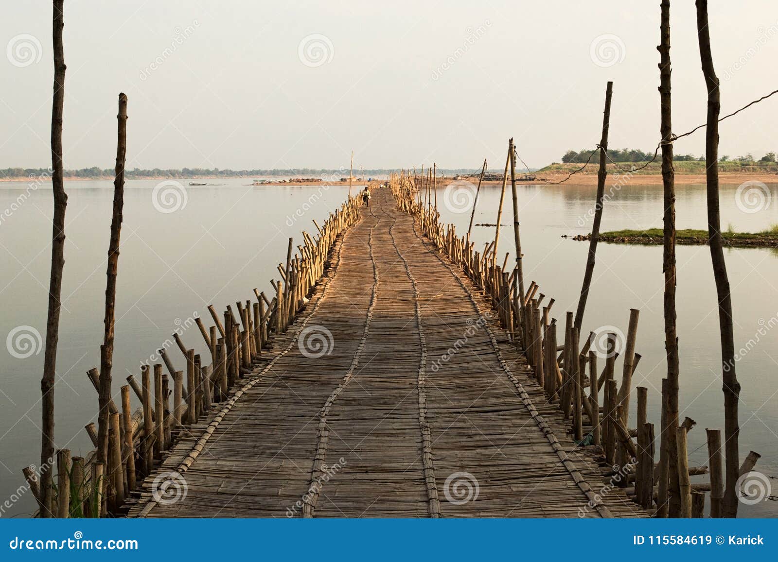 Ponte di bambù attraverso il Mekong. Vecchio ponte di bambù tradizionale attraverso il Mekong sul tramonto, Kampong Cham, Cambogia