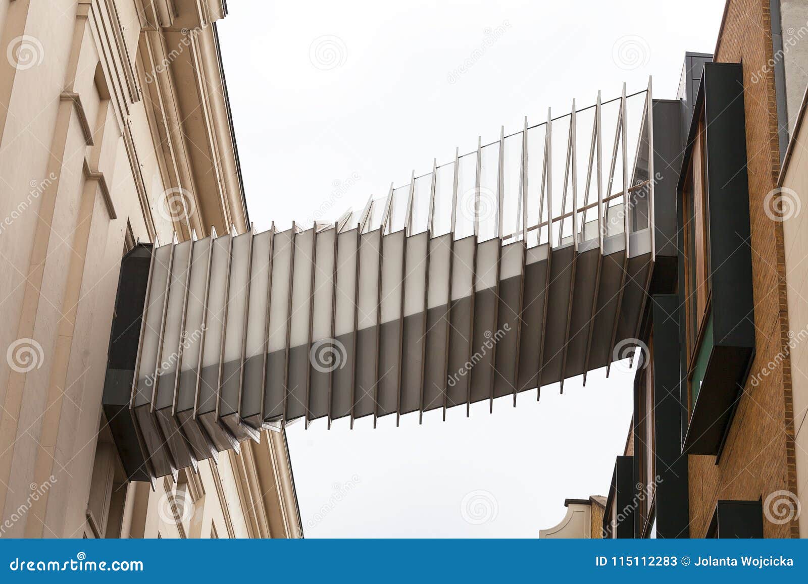 A ponte do céu conecta a escola real do bailado ao teatro da ópera real, Londres, Reino Unido