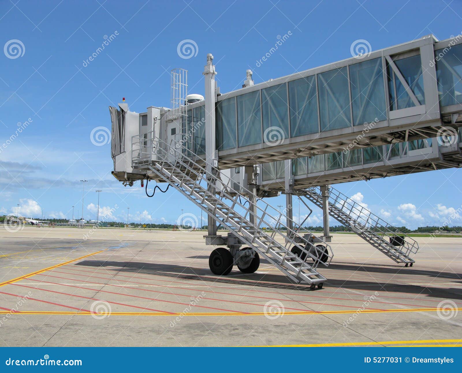 PONTE DO EMBARQUE DO PASSAGEIRO Imagem de Stock - Imagem de vidro
