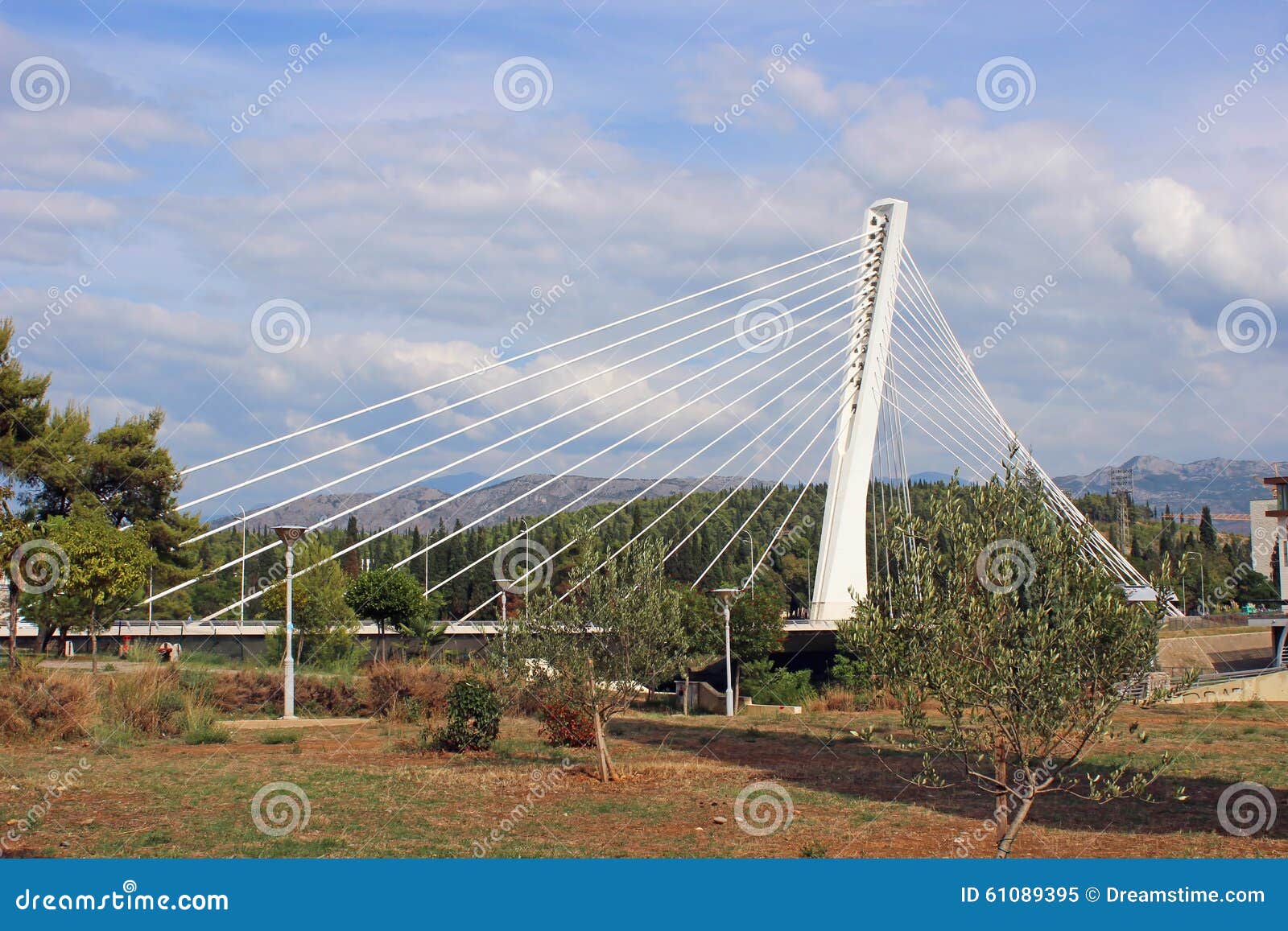 Ponte do milênio em Podgorica sobre o rio Moraca