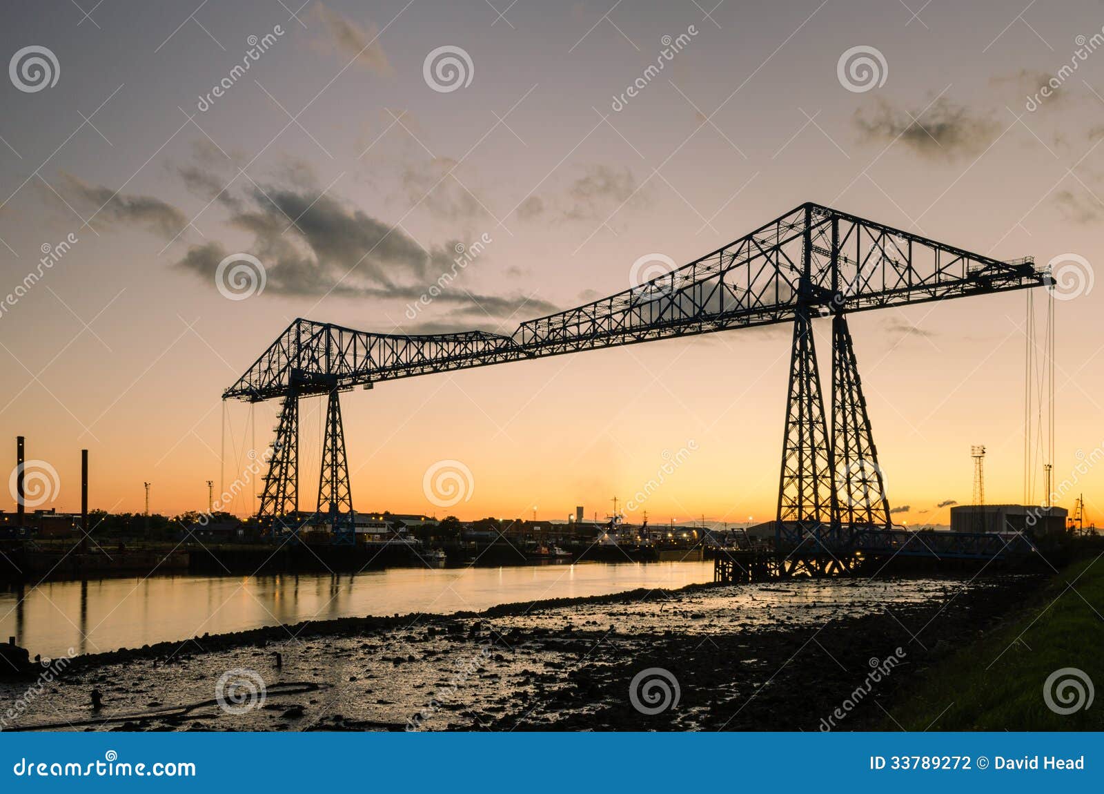 Ponte do transportador de Middlesbrough no crepúsculo. A ponte do transportador de Middlesbrough leva povos e carros sobre os T em uma gôndola suspendida