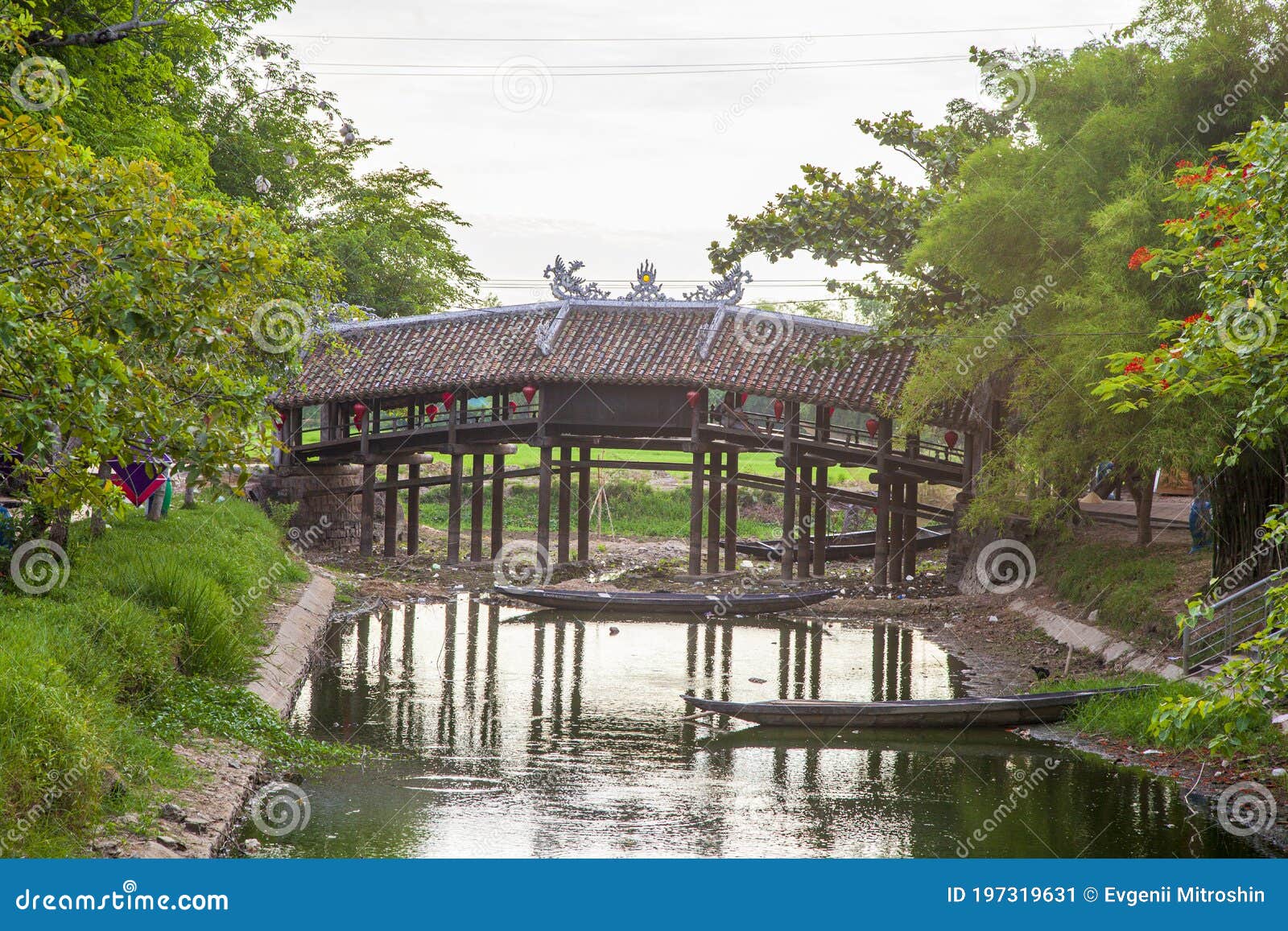 Ponte Japonesa Antiga Em Hue, Ao Estilo Japonês Coberta Por Ponte