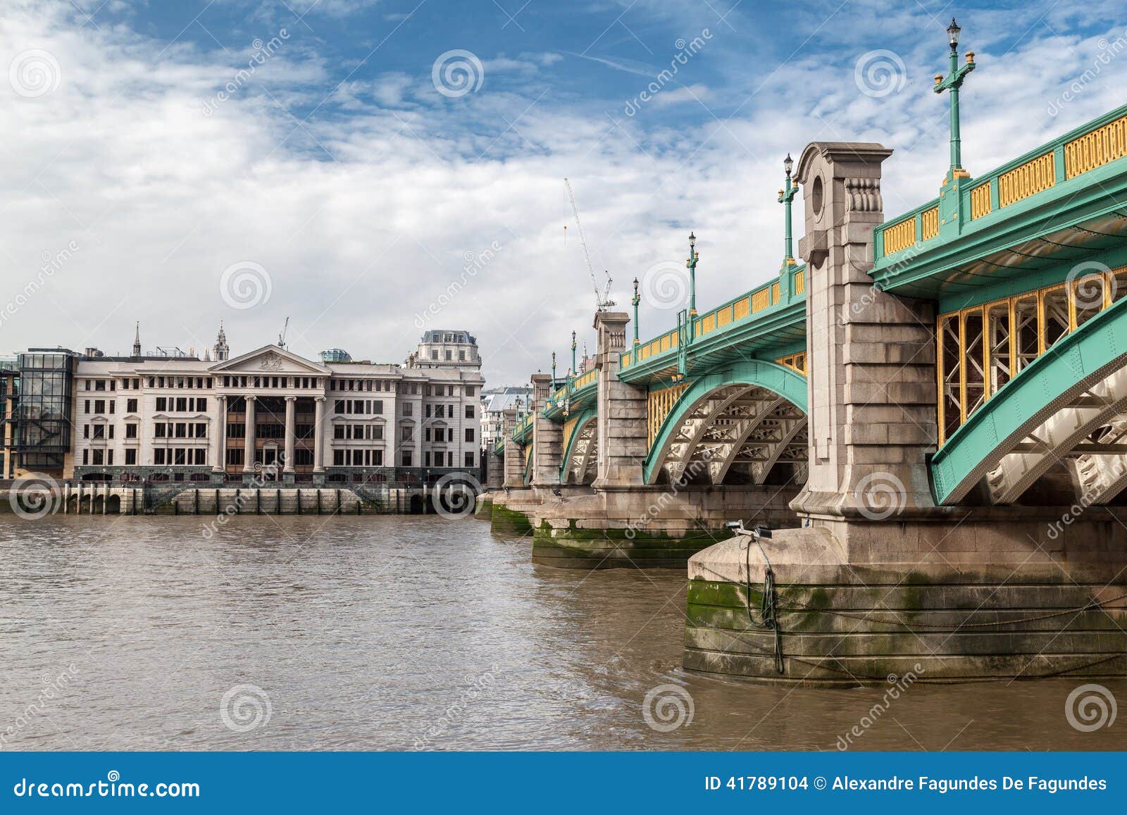 Ponte Londra Inghilterra Di Southwark Fotografia Stock - Immagine Di