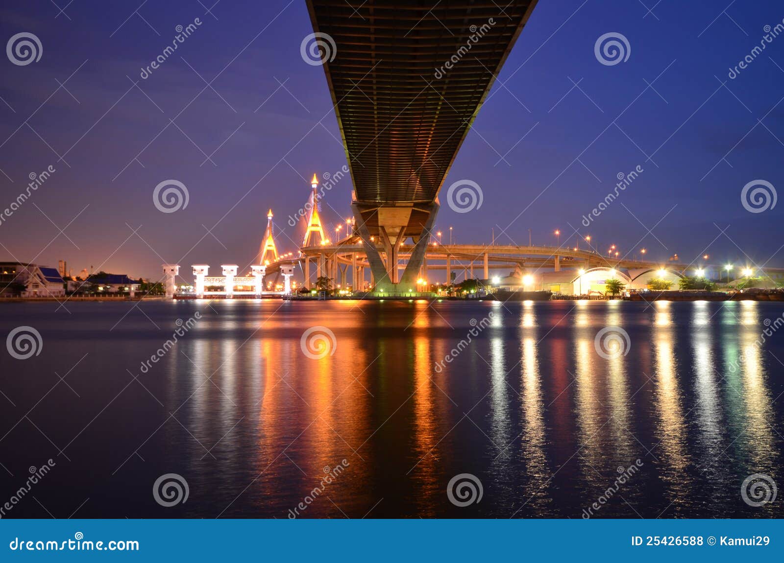 Ponte na noite em Banguecoque. A ponte de Bhumibol, igualmente conhecida porque a ponte industrial da estrada de anel é peça da estrada de anel industrial longa de 13 quilômetros que conecta Banguecoque do sul com a província de Samut Prakan.