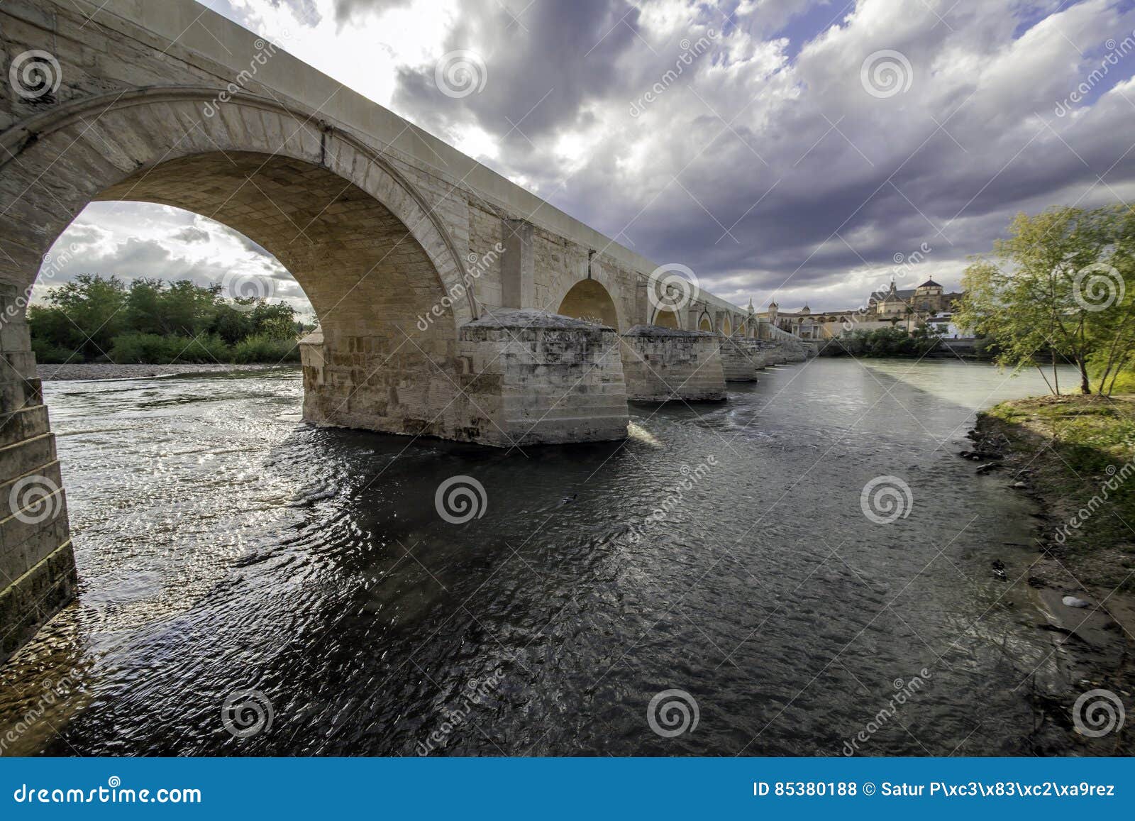 Ponte romano di Cordova. Disposto sul fiume il Guadalquivir al suo punto lungo Cordova La conoscenza come ` il vecchio ` del ponte era il solo ponte con cui ha contato la città per 20 secoli