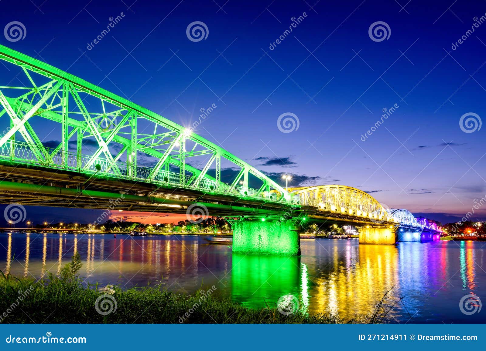 Ponte Trang Tien à Noite No Vietname, Cidade De Hue Imagem de