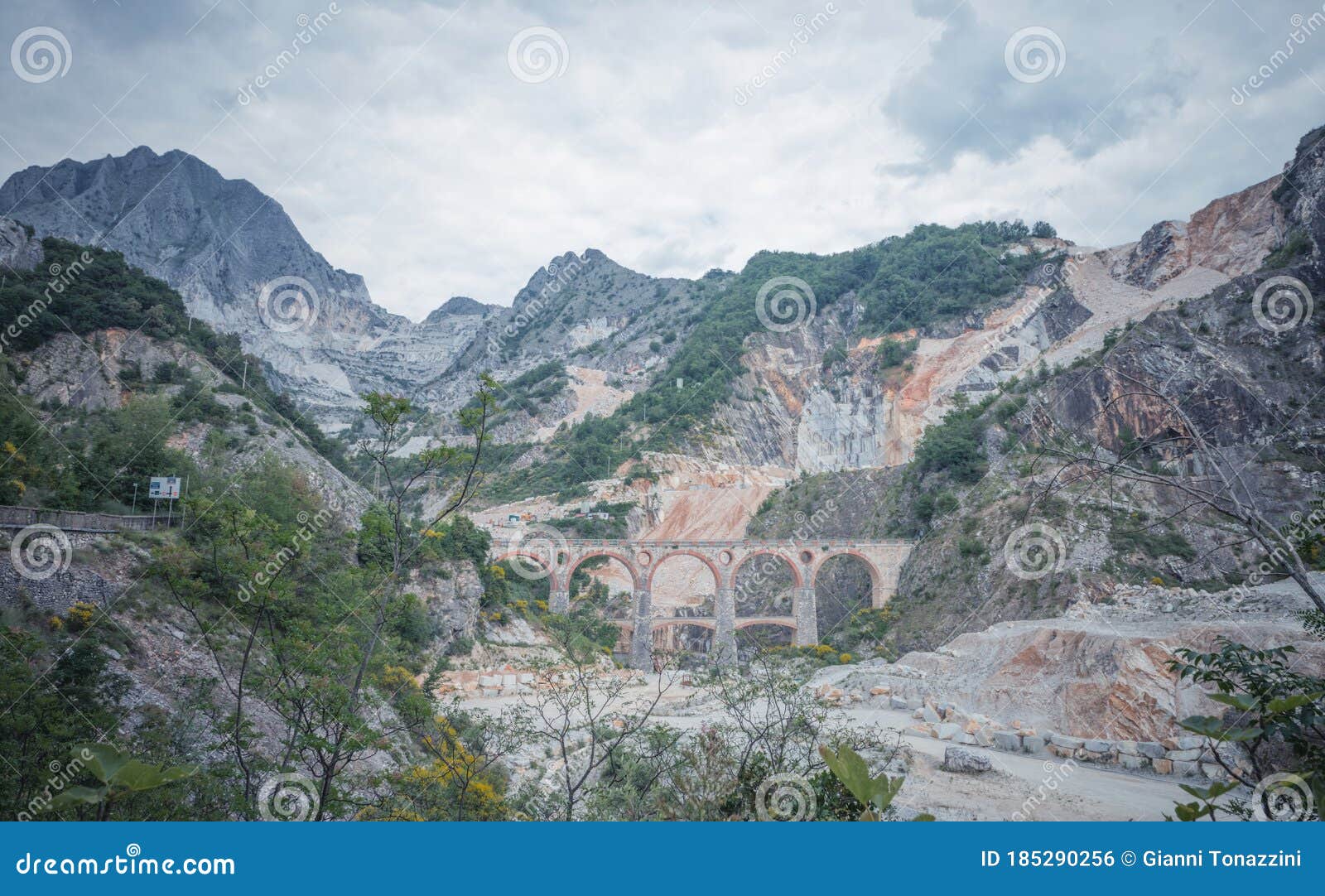 ponti di vara, famous ancient bridge over the fantiscritti marble quarries