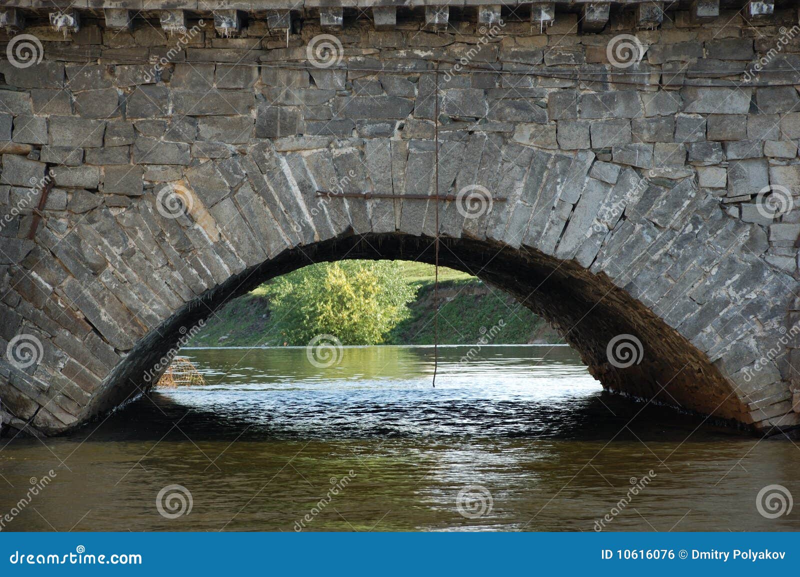 Una parte di un ponticello della pietra di XVIIIesimo secolo, un arco di pietra del ponticello