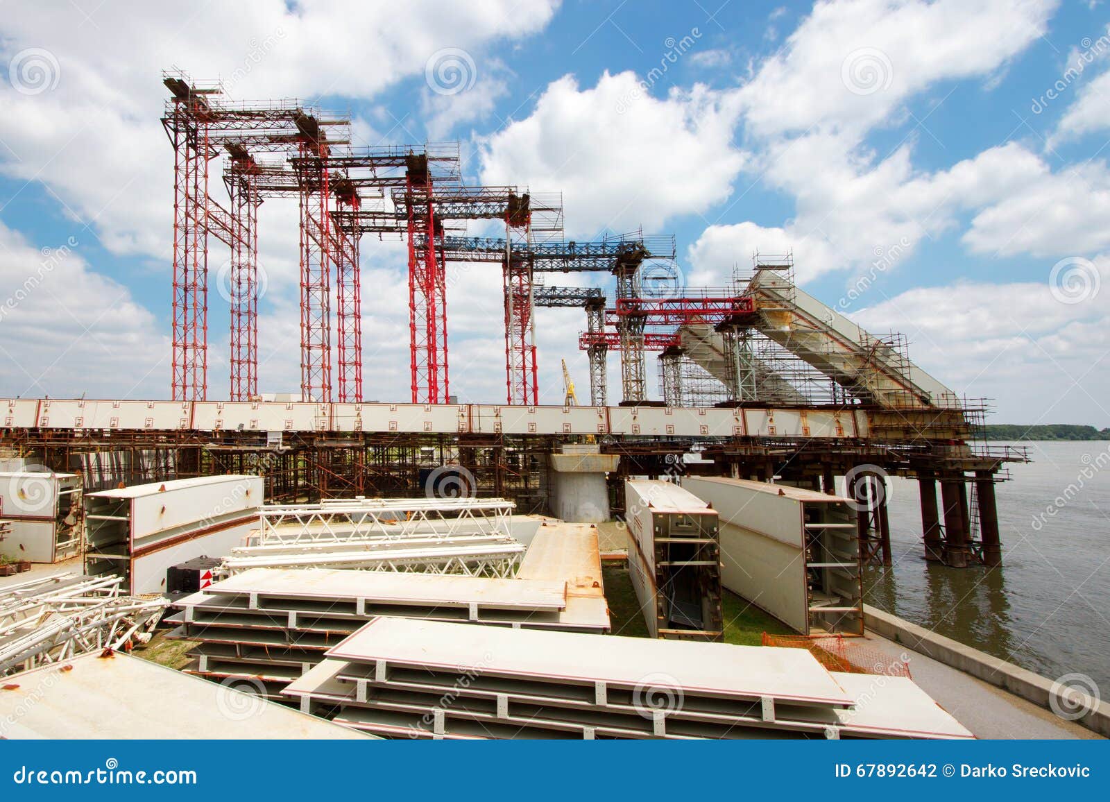 Ponticello in costruzione. Ponte in costruzione a Novi Sad, Serbia