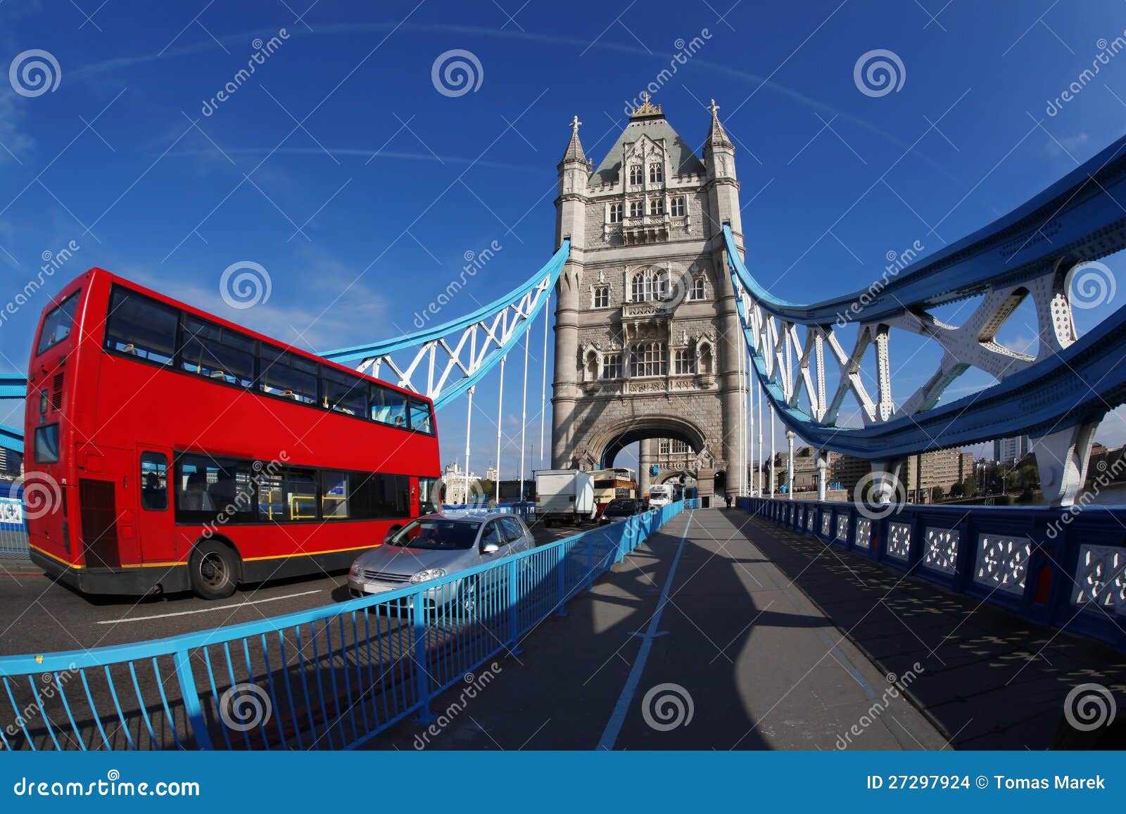 Ponticello famoso della torretta a Londra, Inghilterra. Ponticello famoso della torretta a Londra con il bus rosso della città, Inghilterra