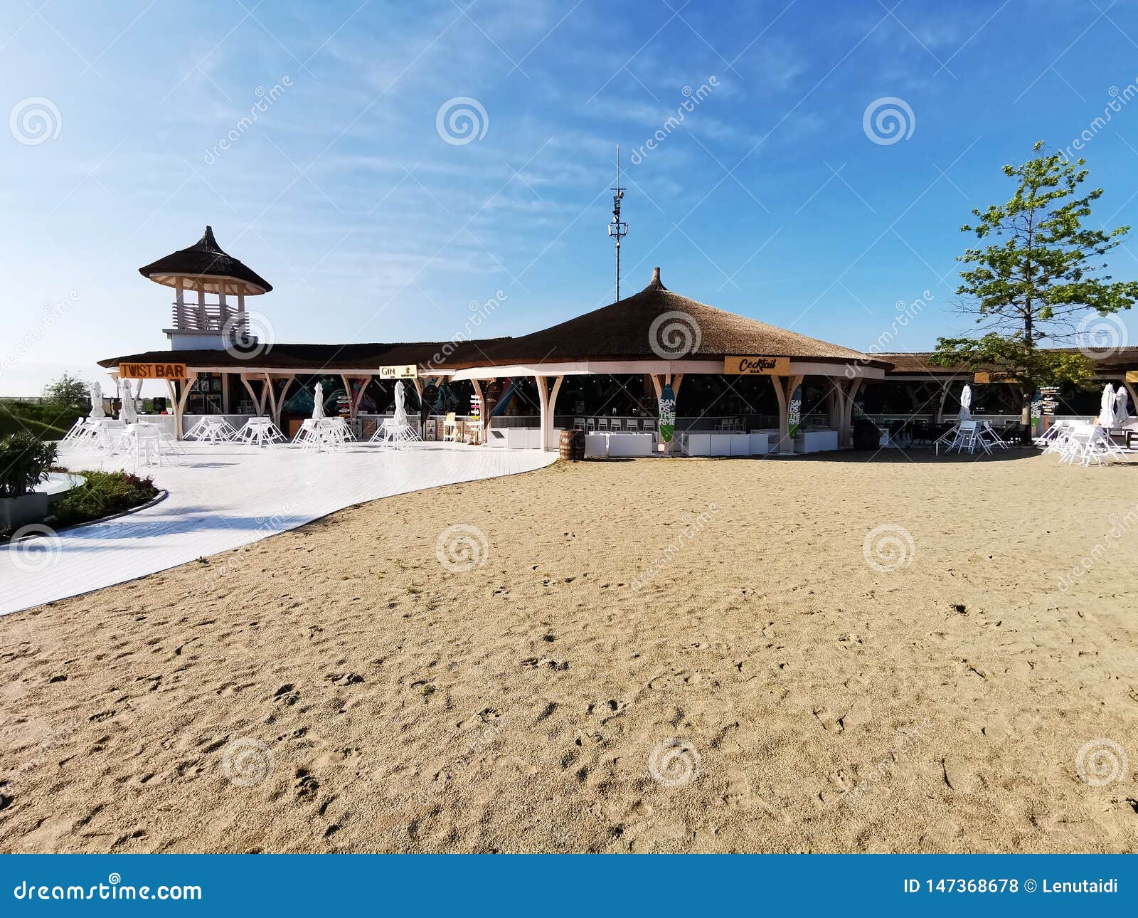 Poolbar auf dem Strand bei Therme Bukarest. Poolbarstrand therme Bukarest-Erholungsortrumänien-Sandentspannen sich Architekturgassen-Thermalwasserbaum den sauberen gesunden Schatten hydromassage Jacuzzis