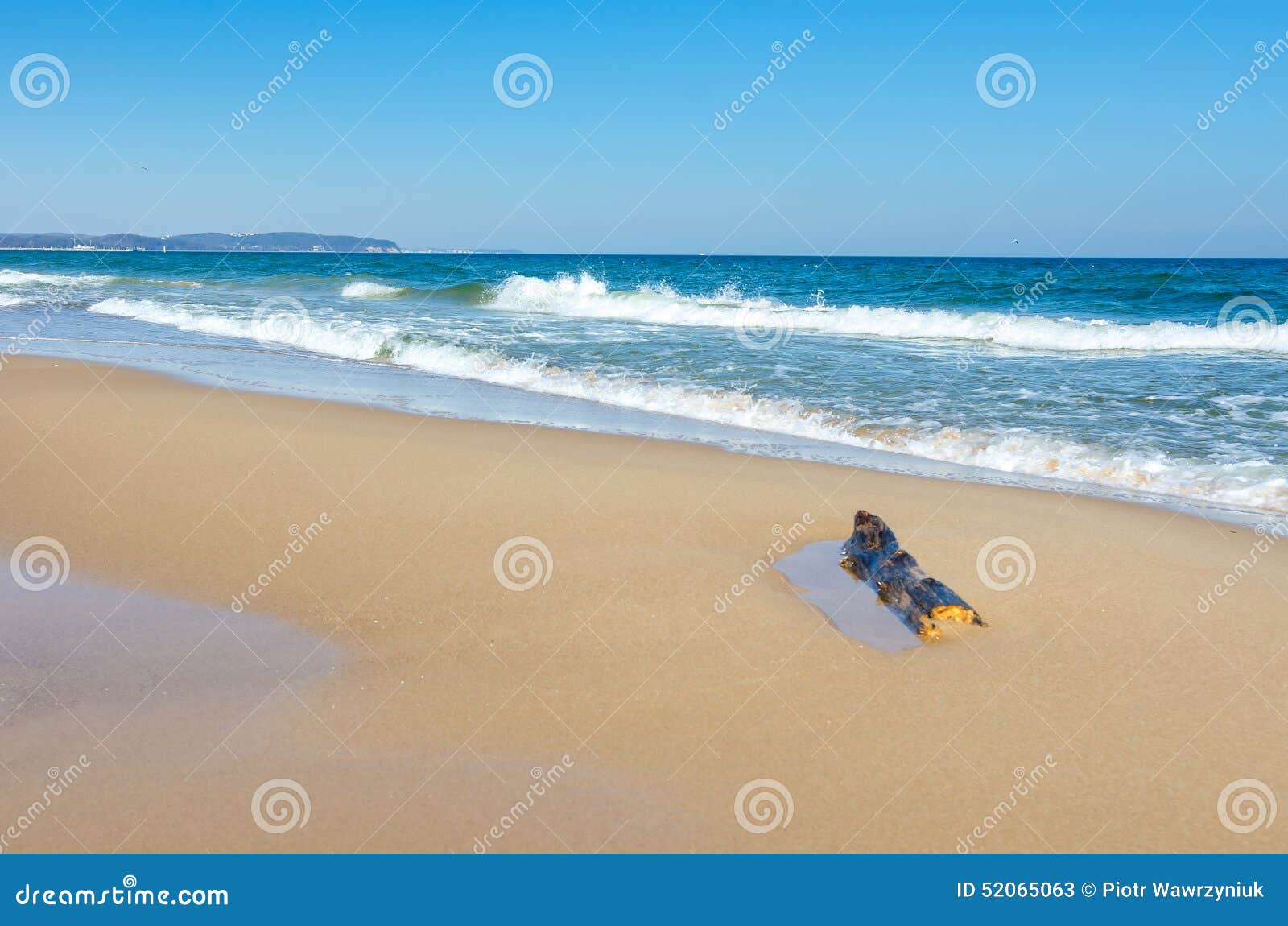 Pools overzees strand in Maart. Pools overzees strandlandschap in de lentetijd