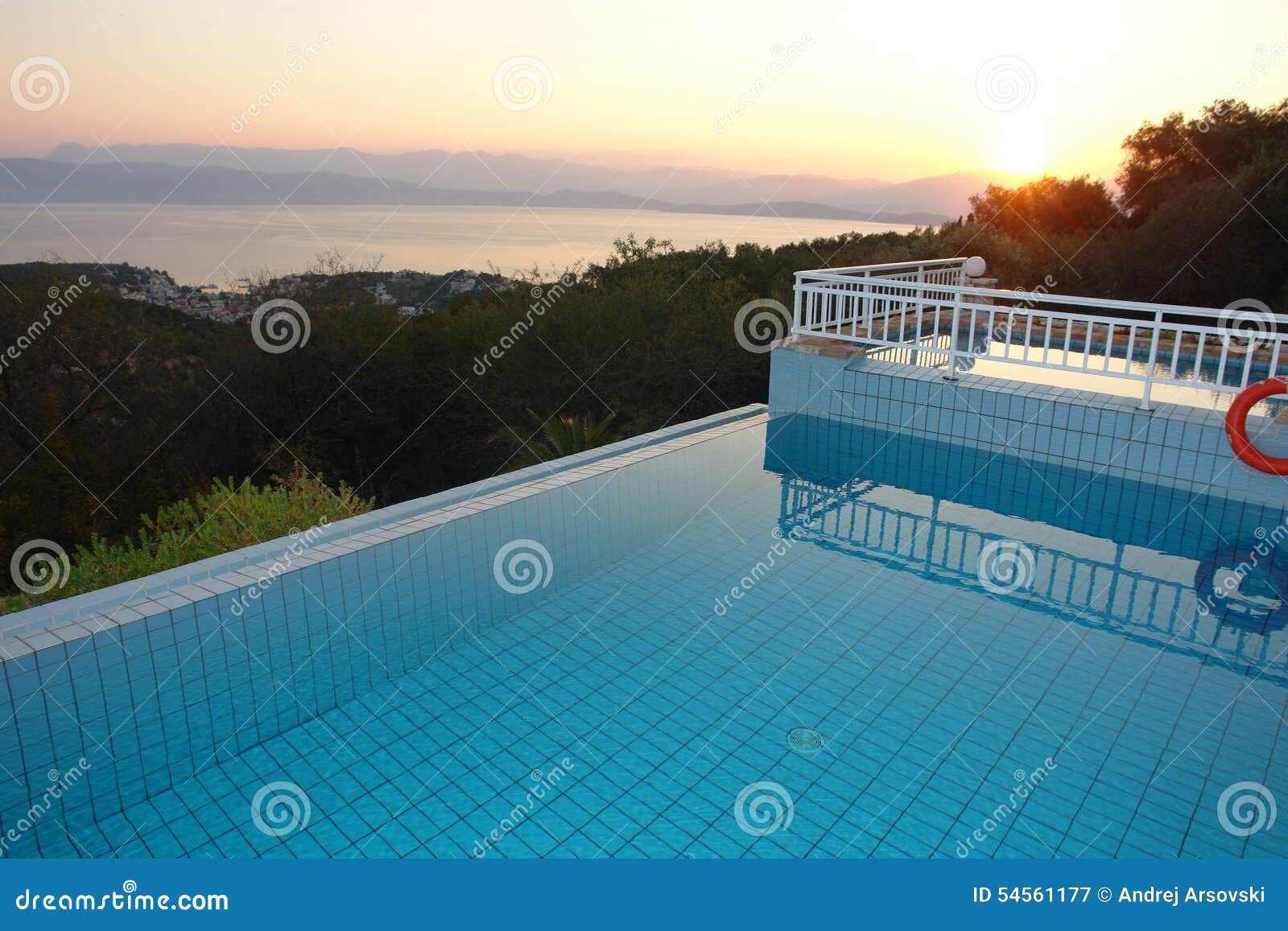 Poolsideskymning. Solinställningen bak bergen på horisonten, är det ljus som trollbindas av lövverket