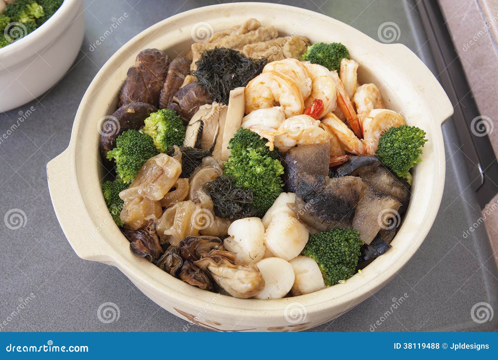 poon choi cantonese big feast bowl closeup