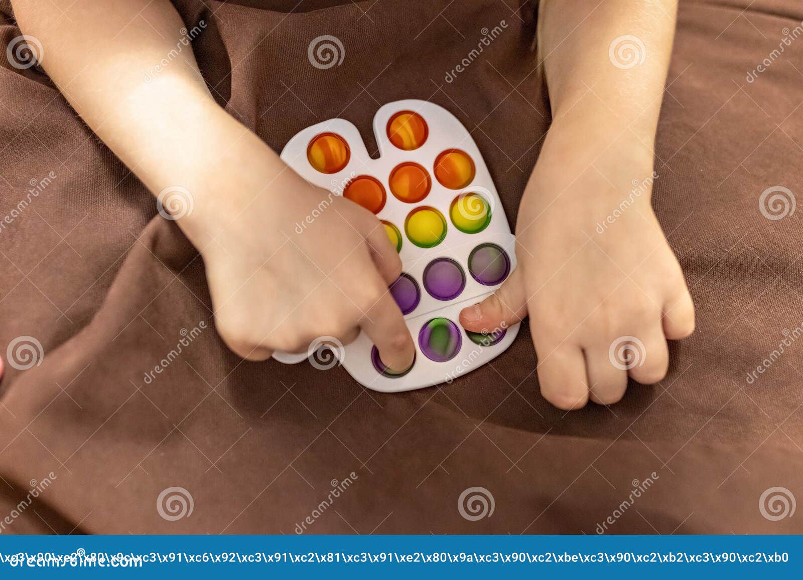 Pop C'est Un Jouet Anti-stress Multicolore Dans Les Mains Des Enfants. Jeu  De Bulles. Jouets Anti-stress Photo stock - Image du vert, amusement:  263082366