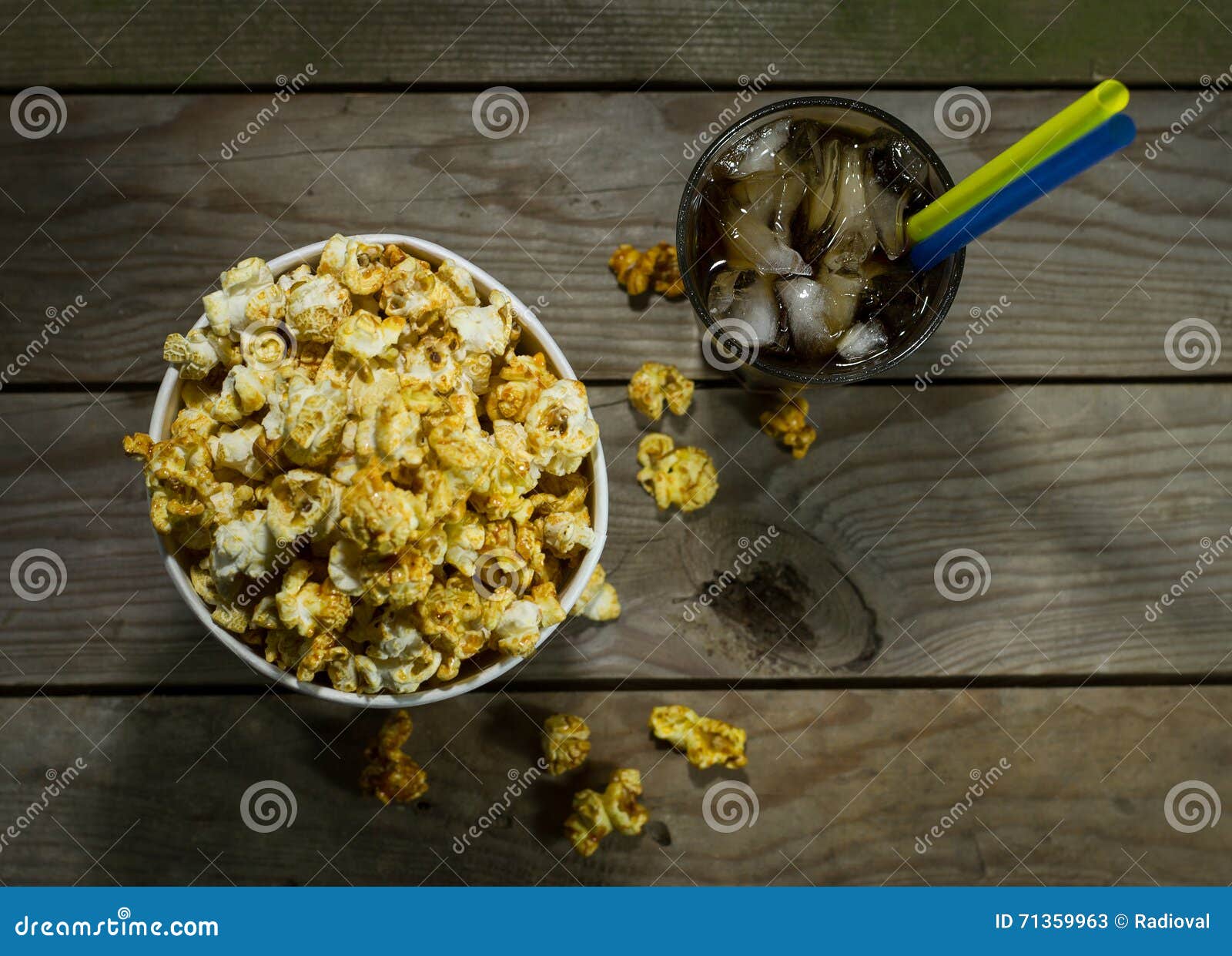 Popcorn och cola med is fotografering för bildbyråer. Bild av klassiskt