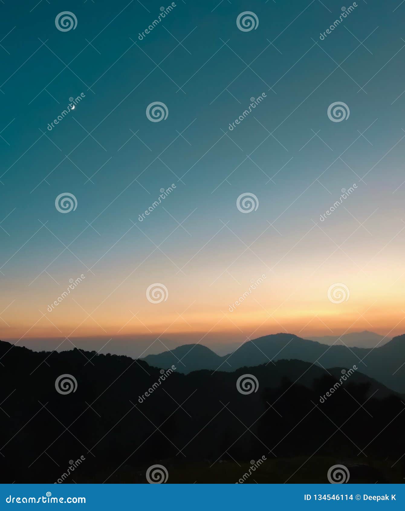 Por do sol bonito do sunrise/. Um por do sol/nascer do sol calmos e coloridos dos himalayas que compõem uma paisagem sereno com os montes e os cumes mergulhados