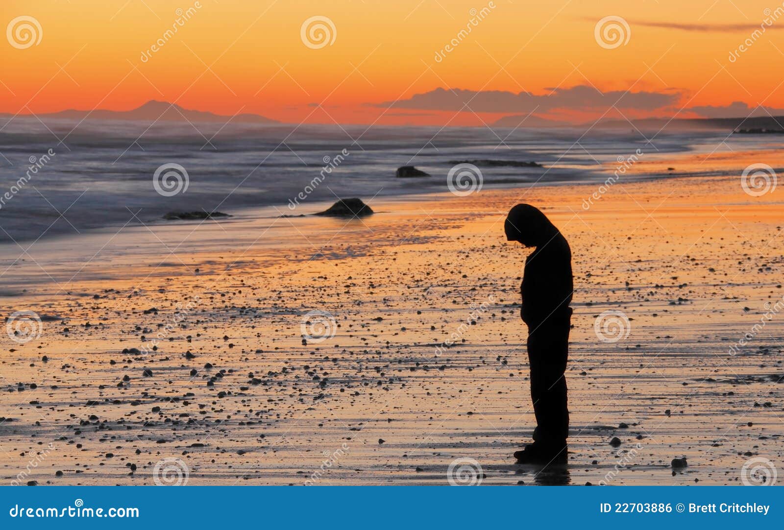 Silhueta de uma sessão de homem com tão triste por do sol.