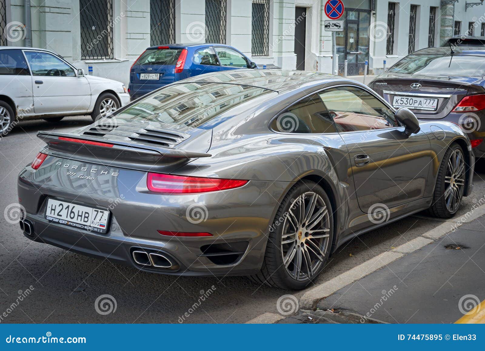 911 porsche. Moskva Ryssland - Juli 10, 2016: Porsche 911 turboladdare som parkeras på gatan, sikt för tillbaka sida