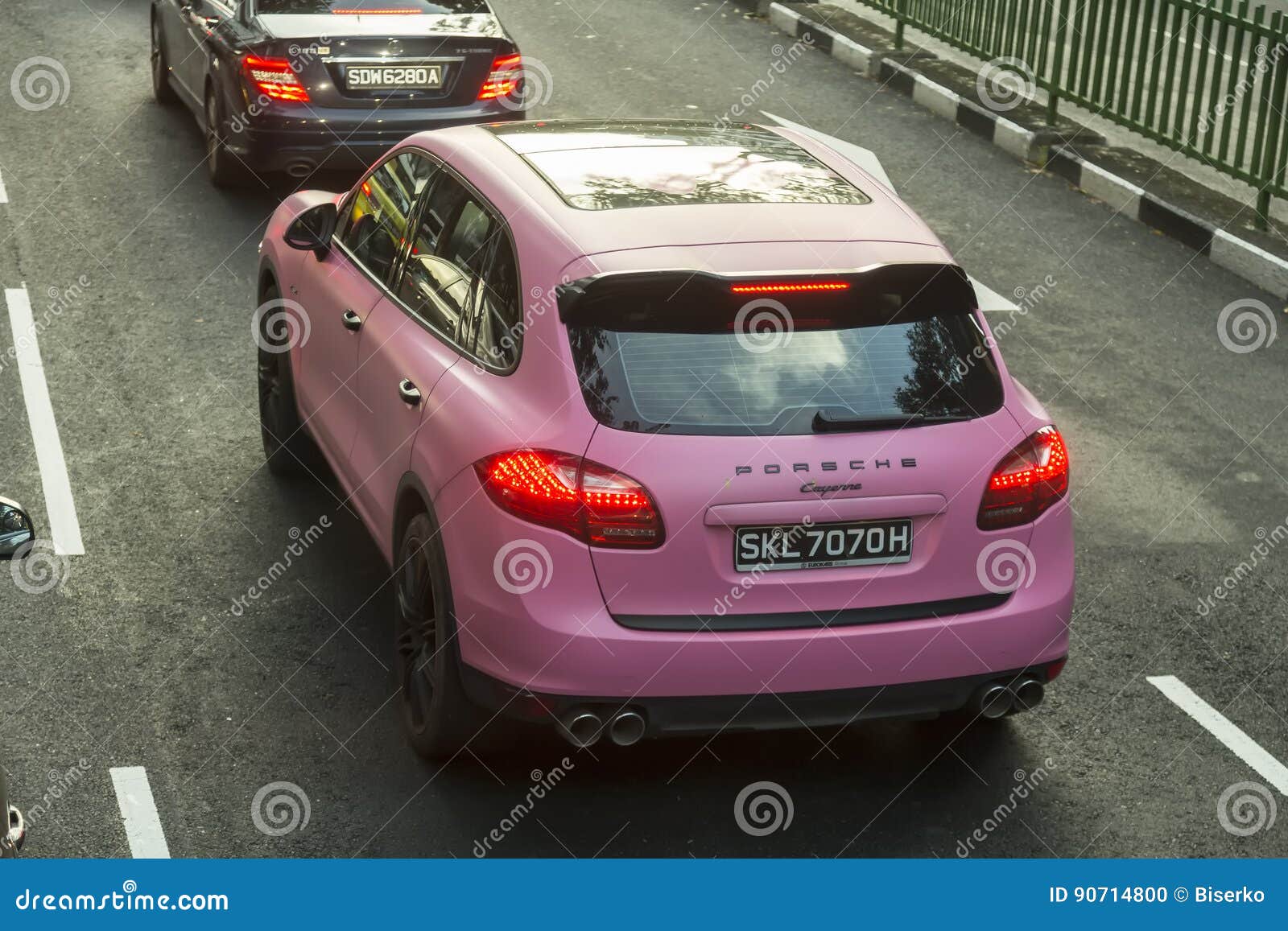 Porsche Caienna. Il tipo 9PA di Porsche Cayenne, designato 955 è uno sport di lusso di taglia media dell'incrocio veicolo utilitario prodotto dal produttore tedesco Porsche dal 2002 la t è inoltre ` s di Porsche in primo luogo fuori dall'automobile sportiva di Varient della strada dai suoi trattori eccellenti e minori degli anni 50 e primo Porsche con quattro porte Dal 2008, tutti i motori hanno caratterizzato la tecnologia dell'iniezione diretta