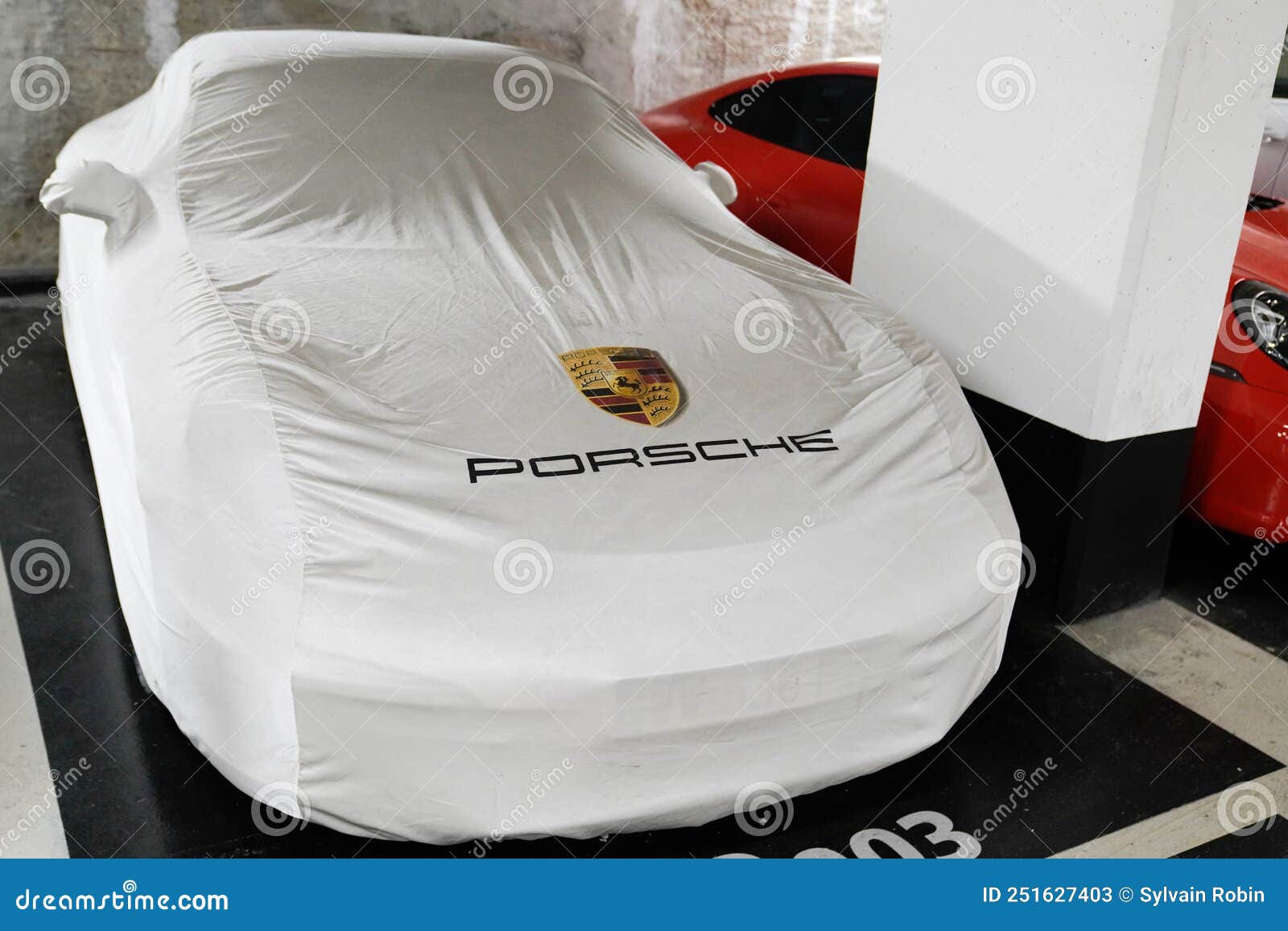 Porsche 911 Logo Marke Und Textsignatur Sport Auf Autoabdeckung  Redaktionelles Stockfoto - Bild von international, sonderkommando: 251627403