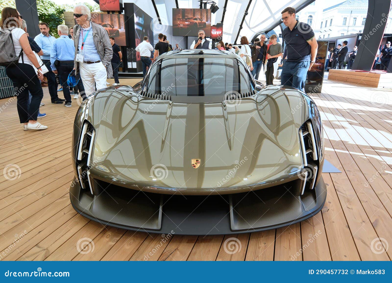 https://thumbs.dreamstime.com/z/porsche-mission-electric-concept-sports-car-manufactured-was-presented-june-set-to-be-successor-spyder-290457732.jpg