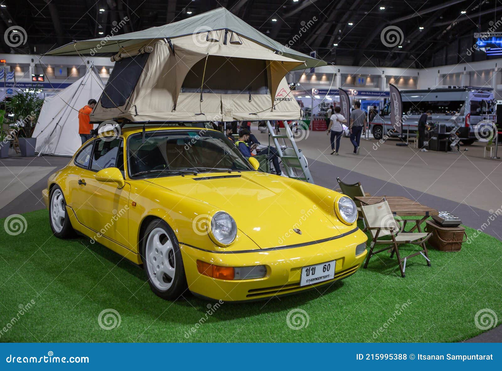 Porsche 911 mit Dachzelt redaktionelles stockfoto. Bild von verkehr -  215995388