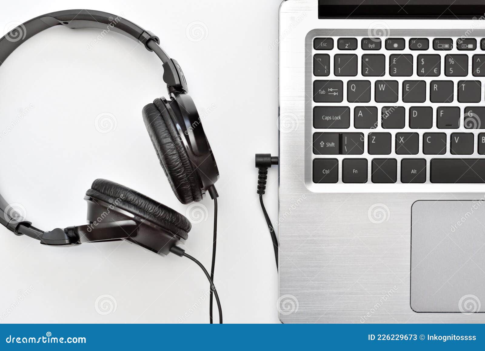 Portátil Con Audífonos Para Escuchar Música Y Audiolibros En Línea Aprendizajes De Trabajo Remoto. Imagen de archivo - Imagen de blanco, 226229673
