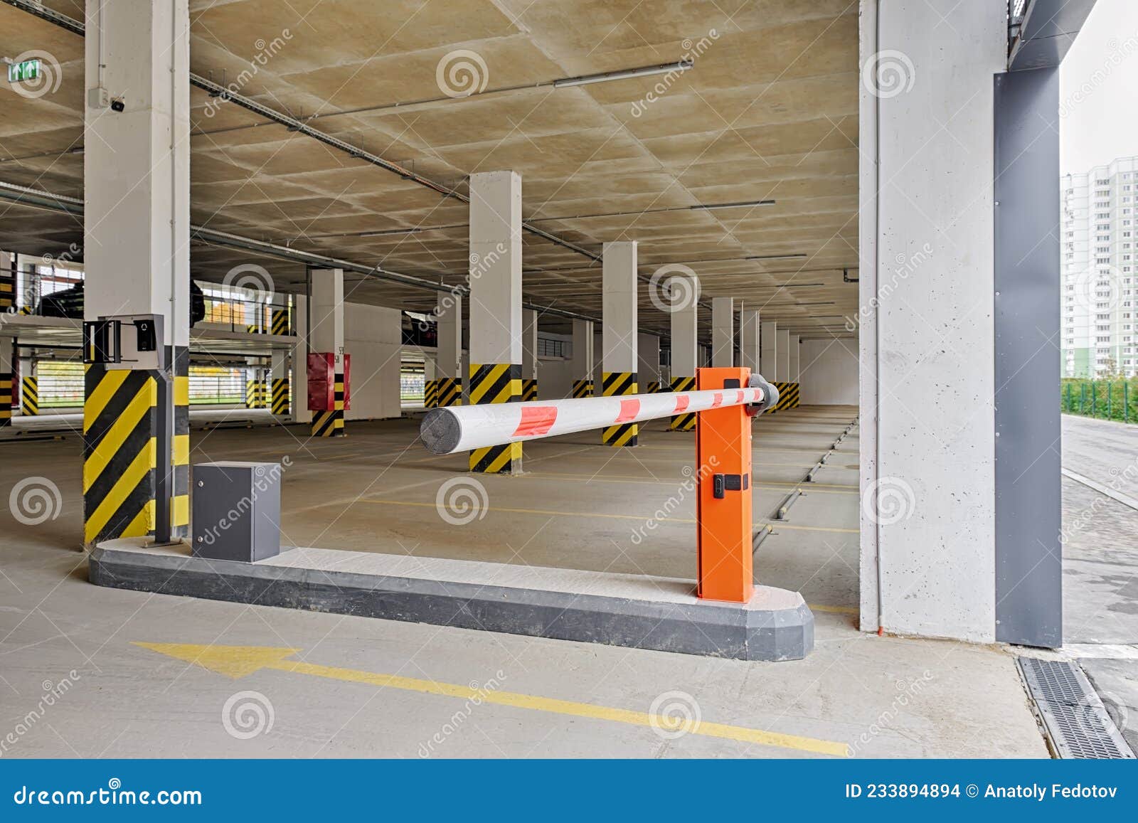 Portão Automático De Barreira à Entrada Do Estacionamento Do Carro Foto de  Stock - Imagem de seguro, protetor: 233894894