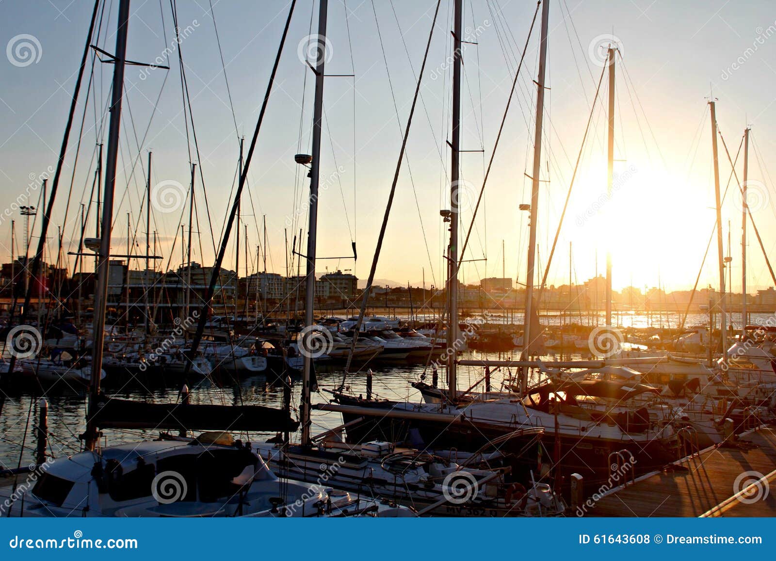 Port. Une vue des bateaux au coucher du soleil