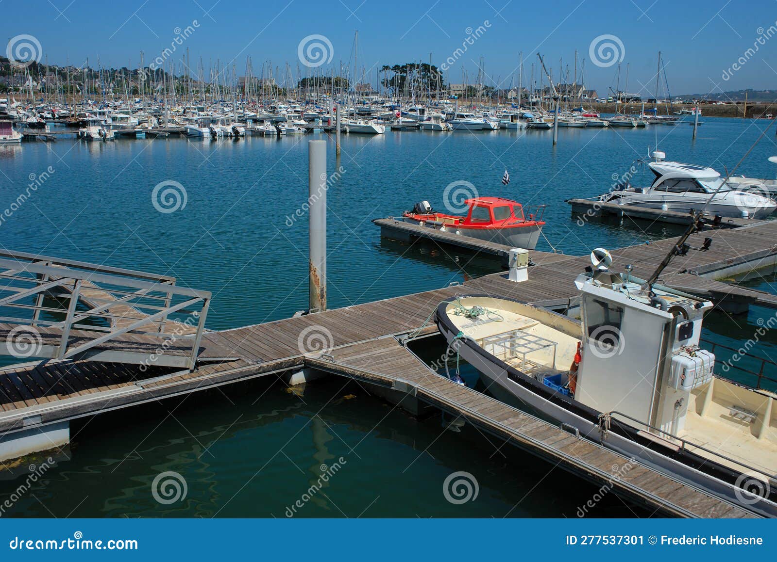 Port De Perrosguirec Sur Les Côtes De L'armure En Bretagne Image