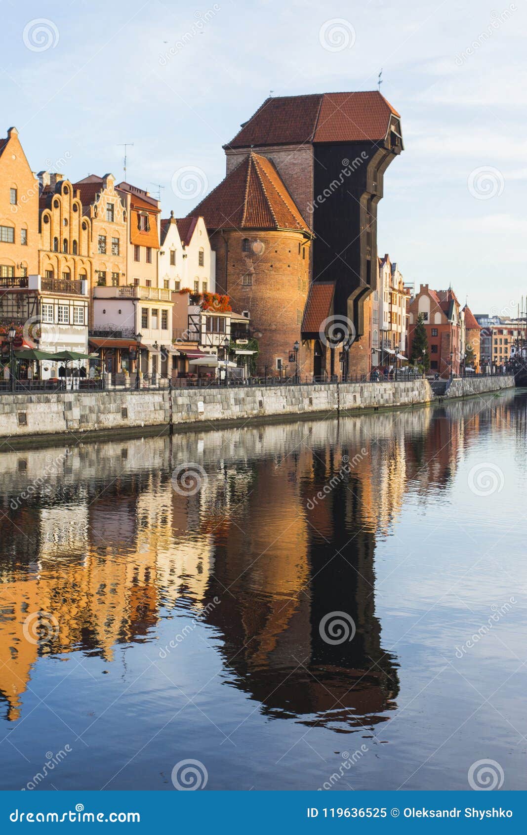 Port-kranen är en historisk stadsport med en lyftande mekanism i Gdansk poland