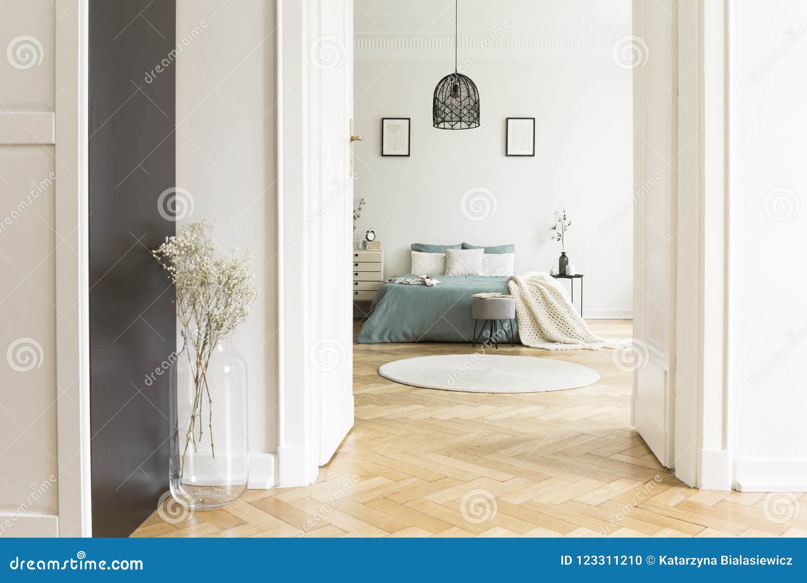Porta Aperta All\'interno Bianco Della Camera Da Letto Con Il Parquet ... Porta Aperta All\'interno Bianco Della Camera Da Letto Con Il Parquet ...