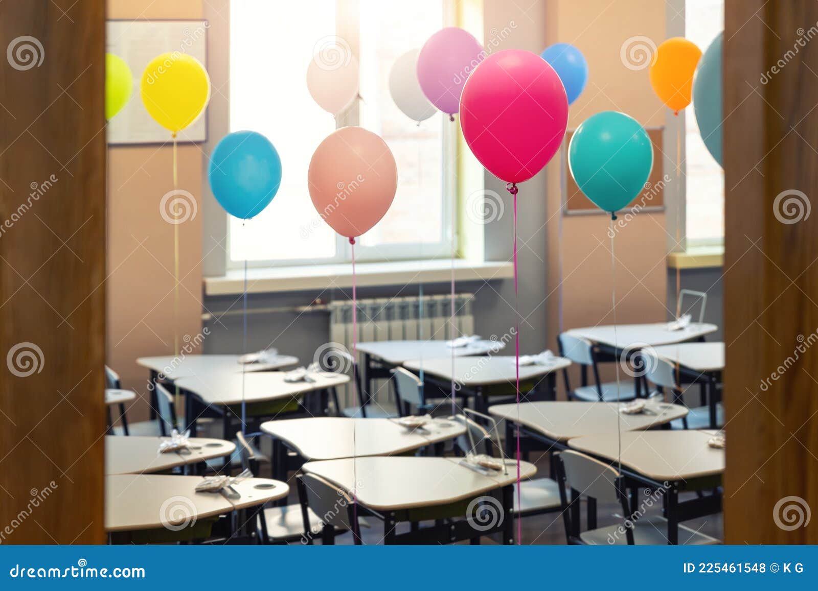 Porta D'ingresso Della Scuola Elementare Vuota Dell'arredamento Per Bambini  Decorato Con Colori Multicolori Fotografia Stock - Immagine di lezione,  partito: 225461548