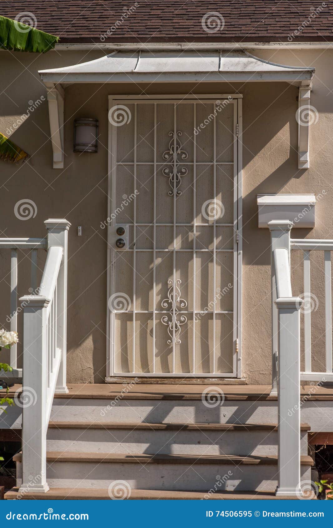 Abrigue a porta de entrada atrás da grade com awing do estilo de Juliet